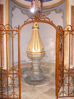 Fonte battesimale della Parrocchiale dei Santi Marcellino, Pietro ed Erasmo a Envie