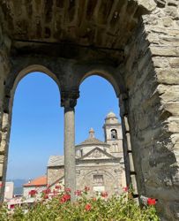 Bifora con vista sulla chiesa di Santa Maria Annunziata - Roccaverano (AT)
