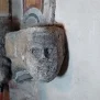 --Peduccio scolpito alla base interna del campanile