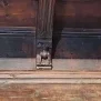 --Mensola in legno con figura simbolica scolpita