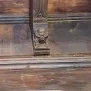 --Mensola in legno con figura simbolica scolpita