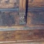--Mensola in legno con figura simbolica scolpita