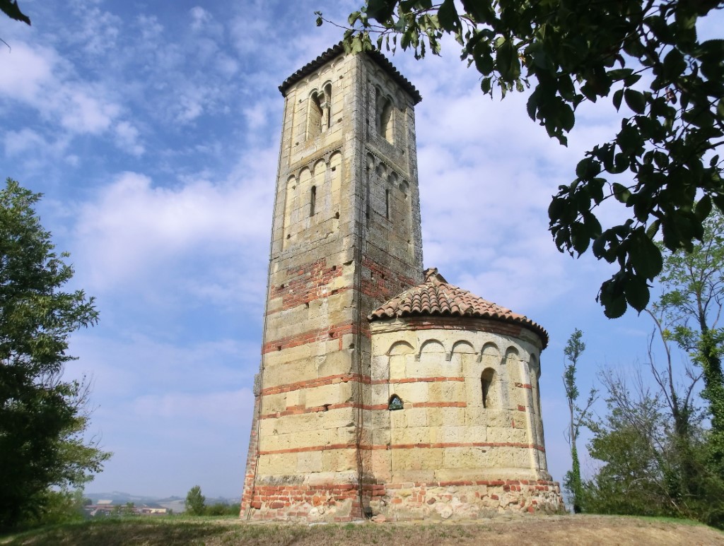 Resti Della Chiesa di Santi Vittore e Corona - Montemagno 