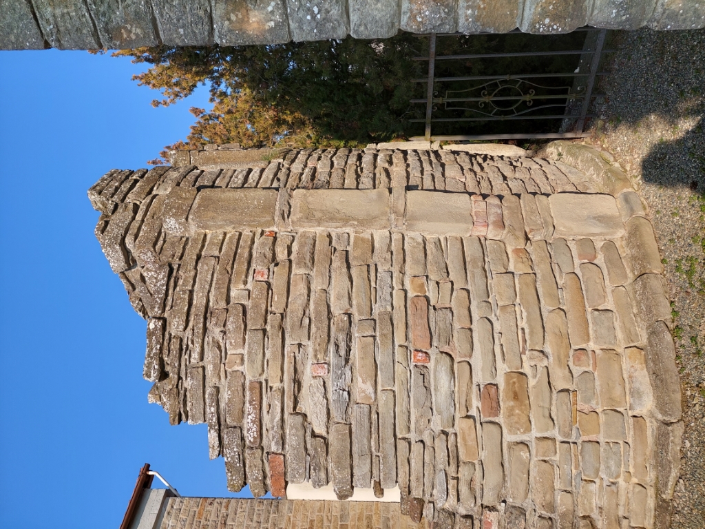 Resti Dell'abside Della Chiesa di San Pietro - Visone 