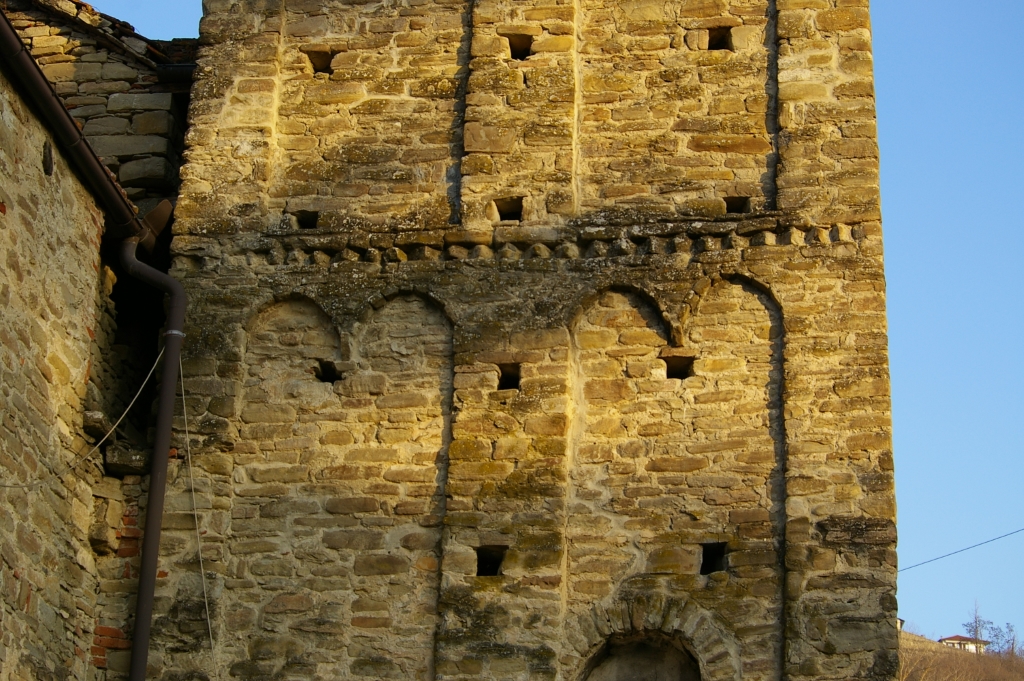 Dettaglio marcapiano campanile - Chiesa o Pieve della Madonna della Pieve o di Santa Maria a Cortemilia