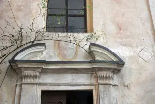 Portale con stemma Visconti e Rovida - Resti Chiesa Monastica di Santi Fabiano e Sebastiano a Fontaneto d'Agogna