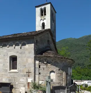 Abside, fianco e campanile - Chiesa di Santa Maria della Natività e Sant'Anna a MergozzoFrazione Bracchio