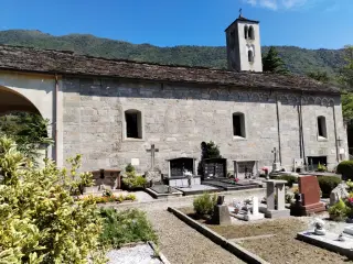 Fianco - Chiesa di Santa Maria della Natività e Sant'Anna a MergozzoFrazione Bracchio