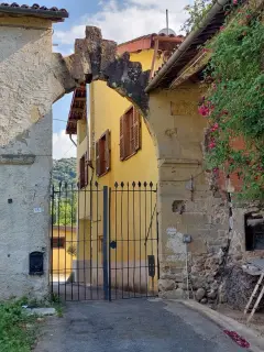 Resti del portale - Resti Del Monastero di San Pietro a Monastero di VascoFrazione Roapiana