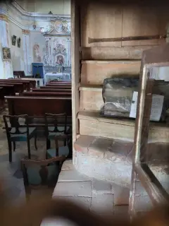 Interno dalla finestrella votiva - Santuario della Madonna delle Lame o dell'Assunta a Monastero di Vasco