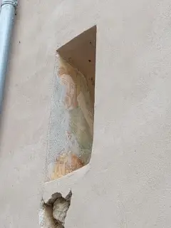 Nicchia affrescata sul fianco, dettaglio - Santuario della Madonna delle Lame o dell'Assunta a Monastero di Vasco