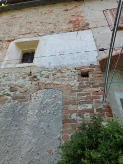 Orologio solare sul fianco destro - Cappella di San Lorenzo a Monastero di VascoFrazione Vasco