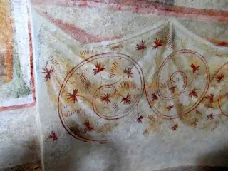 Deambulatorio, drappeggio alla base absidale, lato sinistro, particolare - Cappella di San Bernolfo a Mondovì