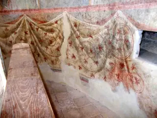 Deambulatorio, drappeggio alla base absidale, lato destro - Cappella di San Bernolfo a Mondovì