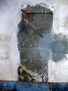 A sinistra dell'entrata laterale, lapide romana (CIL V, 7725) - Cappella di San Bernolfo a Mondovì