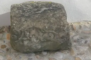 Blocco scolpito davanti alla facciata - Cappella Cimiteriale di San Vittore a Montaldo Torinese