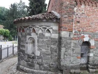 Abside e porta tamponata - Chiesa Cimiteriale di San Pietro a Albugnano