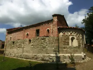 Fianco e abside - Chiesa Cimiteriale di San Pietro a Albugnano