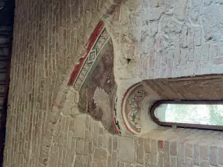 Monofora absidale con tracce di affreschi - Cappella di Sant'Andrea al Castello a Montiglio Monferrato