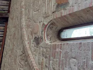 Monofora absidale con tracce di affreschi - Cappella di Sant'Andrea al Castello a Montiglio Monferrato