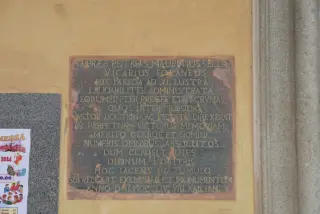 Iscrizione in facciata - Parrocchiale dell' Assunta a MossoFrazione Santa Maria