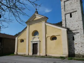 Facciata - Chiesa o Santuario della Madonna della Neve o di San Giovanni a GorzegnoFrazione Moglia