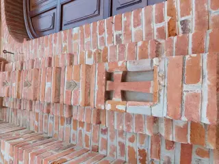 Croce in cotto in facciata - Parrocchiale dei Santi Felice e Agata a Oviglio