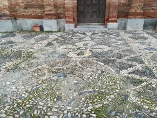 Selciato davanti alla chiesa - Parrocchiale di San Salvatore a Ozzano Monferrato