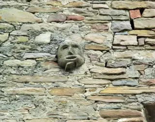 Figura scolpita inserita nella muratura - Chiesa di San Sebastiano a Paroldo