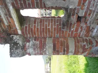 Semicolonna e capitello - Resti Della Pieve di San Giovanni di Dustria a Monteu Da PoFrazione San Giovanni