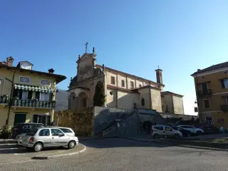 Facciata - Parrocchiale dei Santi Pietro e Lorenzo a Piverone