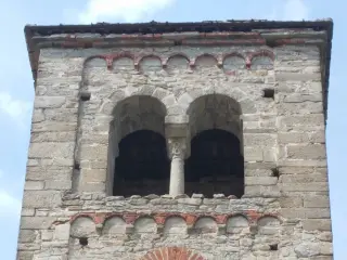 Campanile capitello a stampella e nodo di Salomone - Chiesa di San Massimo a Revello