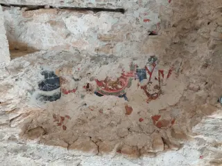 Resto di affresco in un arco sul lato sinistro dell'abside - Ex Convento di Santa Maria della Stella a Rifreddo