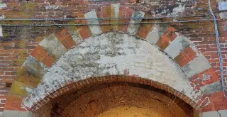 Porta di ingresso, dettaglio - Resti Dell'abbazia di Pogliola a MondovìFrazione Pogliola