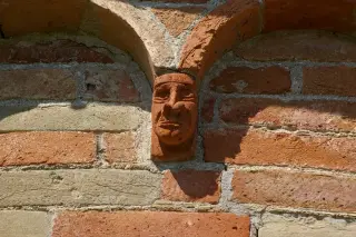 Abside peduccio antropomorfo - Chiesa Cimiteriale di Santa Maria Assunta o dei Morti a Marentino