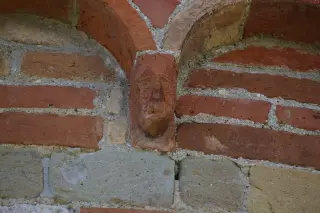 Abside peduccio antropomorfo - Chiesa Cimiteriale di Santa Maria Assunta o dei Morti a Marentino
