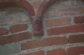 Abside peduccio antropomorfo - Chiesa Cimiteriale di Santa Maria Assunta o dei Morti a Marentino