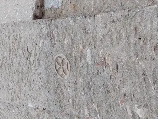 Croce sul fianco - Parrocchiale di San Giacomo Maggiore a Rocca Grimalda