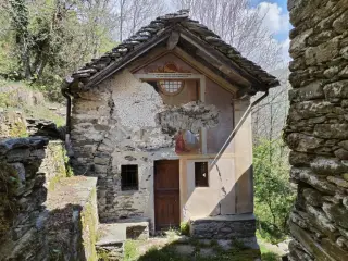 Facciata con tracce di affresco - Oratorio di San Giovanni Battista il Vecchio alla Piana a RossaFrazione Piana