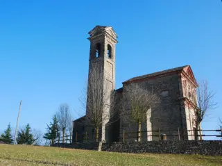 Fianco - Santuario della Madonna delle Grazie a MombarcaroFrazione San Luigi