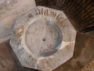 Fonte battesimale visione zenitale - Parrocchiale di San Giovanni Battista a Valmala