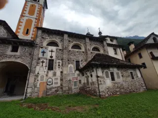 Fianco - Oratorio dell' Annunziata a Vanzone con San Carlo