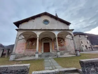 Facciata - Parrocchiale di San Martino a VaralloFrazione Roccapietra