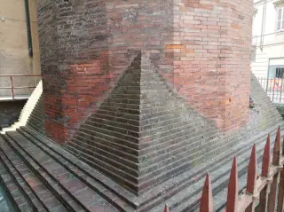 Dettaglio base - Campanile di Santa Caterina o di San Secondo o Torre Rossa a Asti