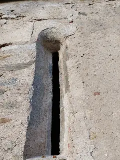 Monofora fianco destro - Oratorio di San Giacomo al Basso a VerbaniaFrazione Fondotoce