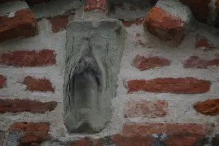 Resti scultura sull'antica facciata - Chiesa Cimiteriale di Santa Maria Maddalena a MarentinoFrazione Avuglione