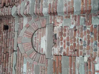 Fianco e porta tamponata - Chiesa Cimiteriale di Santa Maria Maddalena a MarentinoFrazione Avuglione