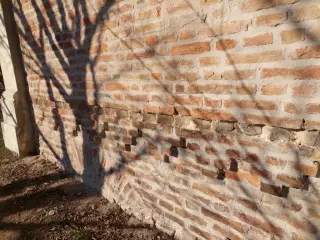 Archi e fregio a livello del terreno - Chiesa di Santa Maria di Aniceto a Corsione