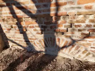 Archi e fregio a livello del terreno - Chiesa di Santa Maria di Aniceto a Corsione