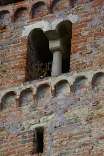 Bifora con capitello a stampella - Chiesa Cimiteriale di San Michele a LaurianoFrazione Piazzo